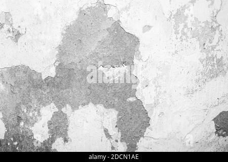 Textur der alten weißen Wand mit abgefallener Gips, Vorlage für Text. Stockfoto