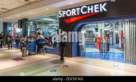 Leute stehen in einem SportChek-Geschäft in der Fairview Mall an Nachdem die Regierung angekündigt, eine neue Sperre für Toronto während Die Covid-19-Pandemie Stockfoto