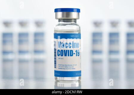 Covid 19 Impfstoffflaschen, Corona Virus Cure Herstellungskonzept. Stockfoto
