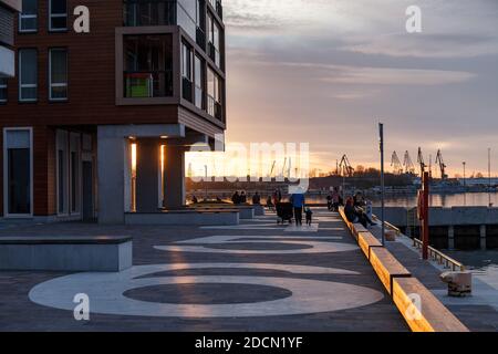 Ein neues Wohngebiet am Port Noblessner. Frühling Sonnenuntergang Zeit Stockfoto