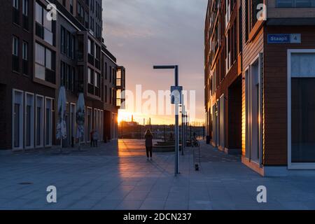 Ein neues Wohngebiet am Port Noblessner. Frühling Sonnenuntergang Zeit Stockfoto