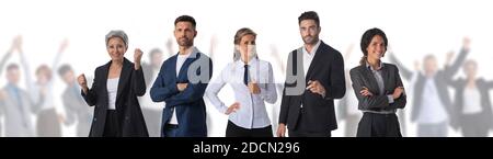 Erfolgreiche begeisterte Geschäftsleute gruppieren Team vor der Menge Von verschiedenen Menschen Zusammenarbeit Jobsuche Personalmanagement Konzept isoliert Auf Weiß Stockfoto