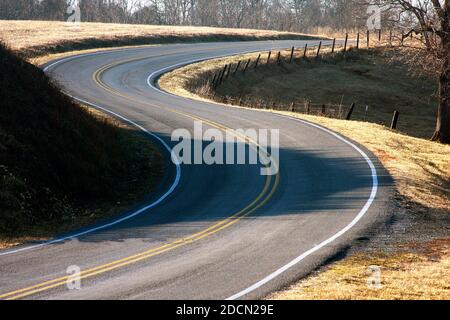 Kurvende geteilte Straße in Virginia Landschaft, USA Stockfoto