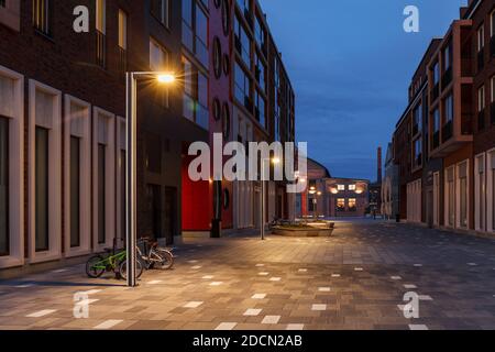 Ein neues Wohngebiet am Port Noblessner. Frühlings-Abendzeit Stockfoto