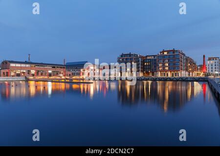 TALLINN, ESTLAND - 22. APRIL 2020: Ein neues Wohngebiet am Port Noblessner. Frühlings-Abendzeit Stockfoto