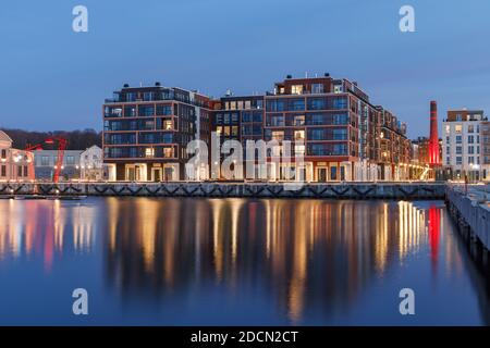 Ein neues Wohngebiet am Port Noblessner. Frühlings-Abendzeit Stockfoto