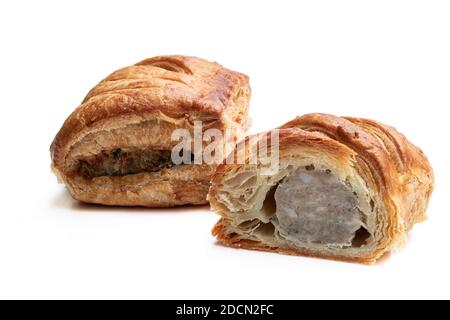 Wurst Fleisch in Blätterteig isoliert auf weiß Stockfoto