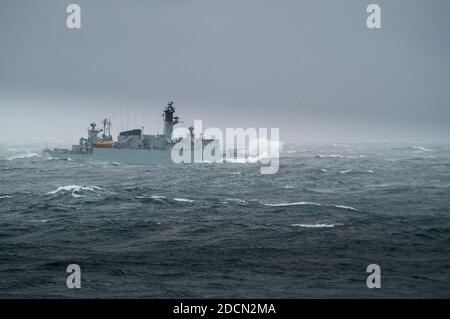 HDMS Olfert Fischer (F355) ein Niels Juel Klasse Korvette Die Royal Danish Navy in rauer See Stockfoto