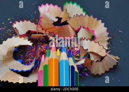 Konzeptfoto, das zeigt, was wir sind und was wir werden könnten, gezeigt durch Buntstifte mit farbigen Spänen.