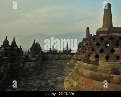 Letzte Sonnenstrahlen auf der beeindruckenden Steinarbeit, Borobudur, Central Java Stockfoto