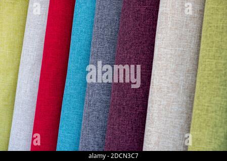 Nahaufnahme Detail von mehrfarbigen Stoff Textur Proben. Material Farbe Stoff Ich bin in Spulen in verschiedenen Farben. Stockfoto