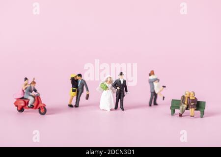 Eine Nahaufnahme von zwei Figuren auf rosa Hintergrund Stockfoto