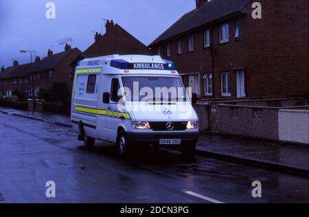 Schottischer Krankenwagen. Krankenwagen bei Nässe ca. 1990 gescannt 35mm Stockfoto