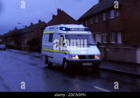 Schottischer Krankenwagen. Krankenwagen bei Nässe ca. 1990 gescannt 35mm Stockfoto