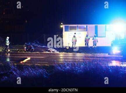 MOTALA, SCHWEDEN - 21. NOVEMBER 2020: Verkehrsunfall am Samstagabend. Polizei und Rettungsdienste vor Ort. Foto Jeppe Gustafsson Stockfoto