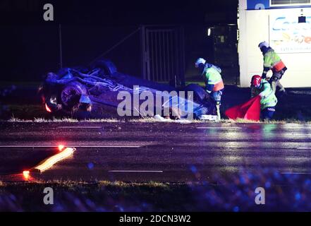 MOTALA, SCHWEDEN - 21. NOVEMBER 2020: Verkehrsunfall am Samstagabend. Polizei und Rettungsdienste vor Ort. Foto Jeppe Gustafsson Stockfoto