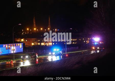 MOTALA, SCHWEDEN - 21. NOVEMBER 2020: Verkehrsunfall am Samstagabend. Polizei und Rettungsdienste vor Ort. Foto Jeppe Gustafsson Stockfoto