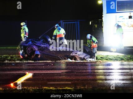 MOTALA, SCHWEDEN - 21. NOVEMBER 2020: Verkehrsunfall am Samstagabend. Polizei und Rettungsdienste vor Ort. Foto Jeppe Gustafsson Stockfoto