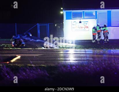 MOTALA, SCHWEDEN - 21. NOVEMBER 2020: Verkehrsunfall am Samstagabend. Polizei und Rettungsdienste vor Ort. Foto Jeppe Gustafsson Stockfoto