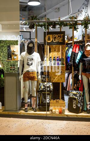 Saint-Laurent-du-Var, Frankreich. 12.11.2020 schicke Kleidung auf Schaufensterpuppe in einem Modehaus Stockfoto