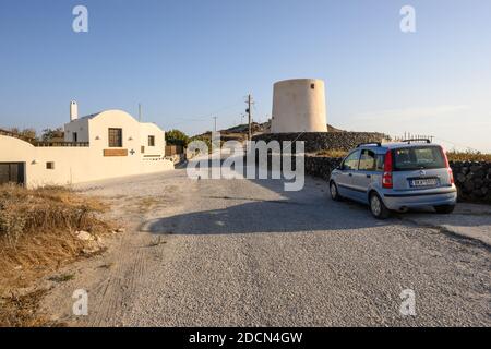 Santorini, Griechenland - 16. September 2020: Landstraße im Emporio Dorf Santorini im südlichen Teil der Insel. Kykladen, Griechenland Stockfoto