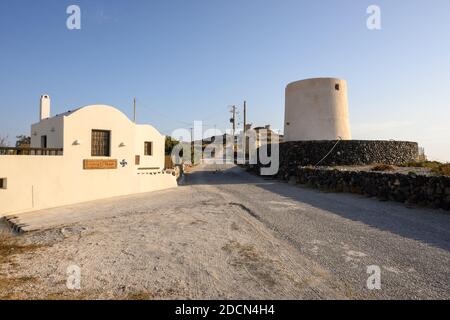 Santorini, Griechenland - 16. September 2020: Landstraße im Emporio Dorf Santorini im südlichen Teil der Insel. Kykladen, Griechenland Stockfoto