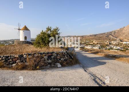 Landstraße in Emporio Dorf Santorini im südlichen Teil der Insel. Kykladen, Griechenland Stockfoto