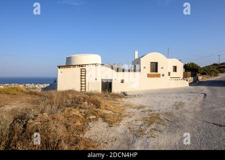 Santorini, Griechenland - 16. September 2020: Sommervilla im Dorf Emporio im südlichen Teil von Santorini. Kykladen, Griechenland Stockfoto