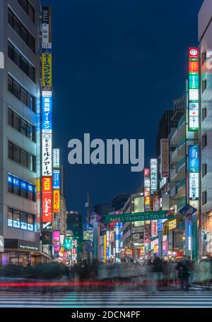 ikebukuro, japan - dezember 31 2019: Nachtansicht der Menschenmenge auf der Fußgängerüberfahrt der Sunshine 60 Street, die zur berühmten otome Road dec führt Stockfoto