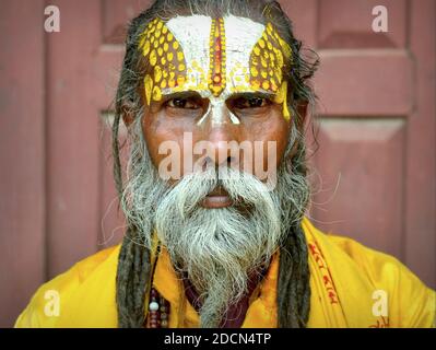 Der alte Nepali Vaishnavite sadhu (Hindu heiliger Mann, der Vishnu anbetet) mit aufwendig bemalten Urdhva pundra-Zeichen auf seiner Stirn posiert für die Kamera. Stockfoto