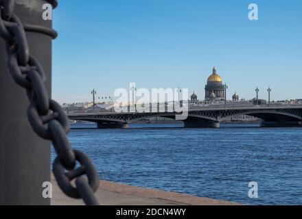 St. Petersburg, Russland. Februar 25, 2020. Blick auf die Blessed Bridge und St. Isaac's Cathedral über den fluss neva vom Ufer des Lieutenan Stockfoto