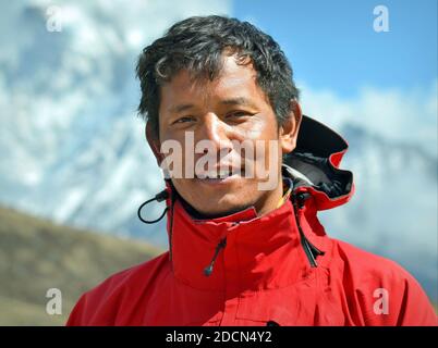 Der junge professionelle Nepali Tamang Kletterführer aus dem Himalaya lächelt für die Kamera auf dem Everest Base Camp Trek am Thukla Pass. Stockfoto