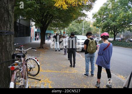 NEW YORK - 24. Oktober 2020: 1. Tag der vorzeitigen Abstimmung. Menschen, die auf der Schlange stehen, um zu wählen, erschossen von hinten. Stockfoto