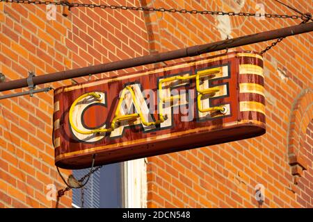 Altes verrosttes Neon Cafe Schild in der kleinen Stadt im Mittleren Westen. Elmwood, Illinois. Stockfoto