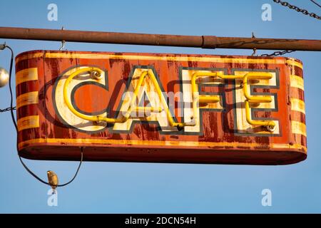 Altes verrosttes Neon Cafe Schild in der kleinen Stadt im Mittleren Westen. Elmwood, Illinois. Stockfoto