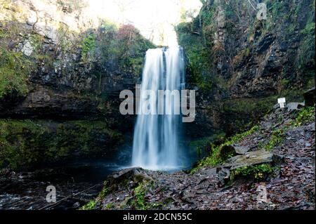 Winteransicht der Henrhyd Falls bei Coelbren, dem höchsten Wasserfall in South Wales, Großbritannien Stockfoto