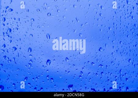 Abstraktes Bild von Wassertropfen in der Farbe des Classic Blue. Selektiver Fokus. Horizontale Ausrichtung. Unscharfer Hintergrund. Stockfoto