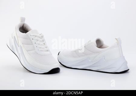 Schuhe für den Sport. Weißer Herrenschuh isoliert auf weißem Hintergrund. Stockfoto