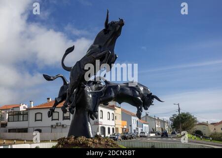 Die Bulls Statue Denkmal Für Die Bulls Und Stierkampf Auf Ein Kreisverkehr gegenüber der Stierkampfarena in Angra do Heroismo Terceira Insel Die Azoren Portugal Stockfoto