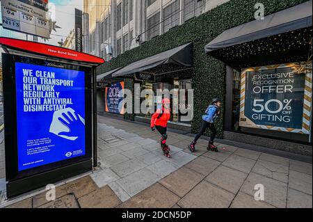 London, Großbritannien. November 2020. House of Fraser bietet Rabatte auf alles, während Bushaltestellen-Nachrichten covid Sicherheitsverfahren fördern - geschlossene Einzelhändler tun ihr Bestes, um Black Friday und Weihnachten Verkäufe zu fördern. Trotz der neuen Sperre, die jetzt in Kraft ist, sind die Menschen immer noch im Zentrum londons. Die Weihnachtsbeleuchtung ist an, aber die Geschäfte sind geschlossen. Viele Menschen tragen Masken, auch draußen. Kredit: Guy Bell/Alamy Live Nachrichten Stockfoto
