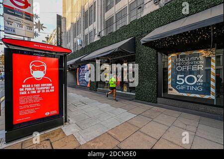 London, Großbritannien. November 2020. House of Fraser bietet Rabatte auf alles, während Bushaltestellen-Nachrichten covid Sicherheitsverfahren fördern - geschlossene Einzelhändler tun ihr Bestes, um Black Friday und Weihnachten Verkäufe zu fördern. Trotz der neuen Sperre, die jetzt in Kraft ist, sind die Menschen immer noch im Zentrum londons. Die Weihnachtsbeleuchtung ist an, aber die Geschäfte sind geschlossen. Viele Menschen tragen Masken, auch draußen. Kredit: Guy Bell/Alamy Live Nachrichten Stockfoto
