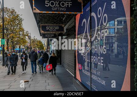 London, Großbritannien. November 2020. House of Fraser bieten Rabatte auf alles - geschlossene Einzelhändler tun ihr Bestes, um Black Friday und Weihnachten Verkäufe zu fördern. Trotz der neuen Sperre, die jetzt in Kraft ist, sind die Menschen immer noch im Zentrum londons. Die Weihnachtsbeleuchtung ist an, aber die Geschäfte sind geschlossen. Viele Menschen tragen Masken, auch draußen. Kredit: Guy Bell/Alamy Live Nachrichten Stockfoto
