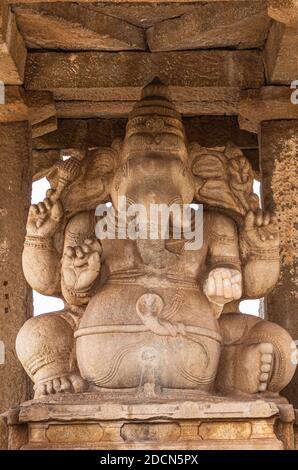 Krishnapura, Karnataka, Indien - 4. November 2013: Nahaufnahme von Sasivekaly Ganesha oder Senfsamen, die in seinem braunen Steinheiligtum wohnen. Stockfoto