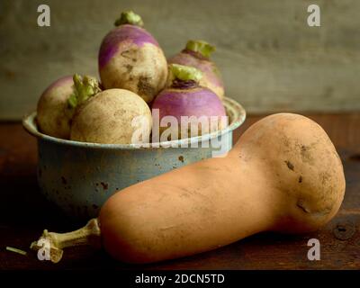 Rüben und Squash auf Barnwood Stockfoto