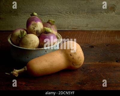 Rüben und Squash auf Barnwood Stockfoto