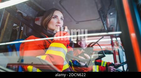 Das Team der Feuerwehrleute, die zur Operation fahren Stockfoto