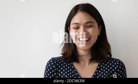 Kopf erschossen Porträt Nahaufnahme überglücklich asiatische Frau lachen Stockfoto