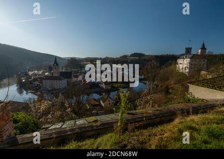 Rozmberk nad Vltavou Stadt mit alter Burg über Tal Fluss Moldau im Herbst sonnig kalt Morgen Stockfoto