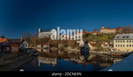 Rozmberk nad Vltavou Stadt mit alter Burg über Tal Fluss Moldau im Herbst sonnig kalt Morgen Stockfoto