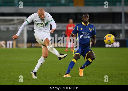 Verona, Italien. November 2020. Verona, Italien, Marcantonio Bentegodi Stadion, 22 Nov 2020, Vlad Chiriches (Sassuolo) während Hellas Verona vs Sassuolo Calcio - Italienische Fußballserie A Spiel - Credit: LM/Alessio Tarpini Credit: Alessio Tarpini/LPS/ZUMA Wire/Alamy Live News Stockfoto